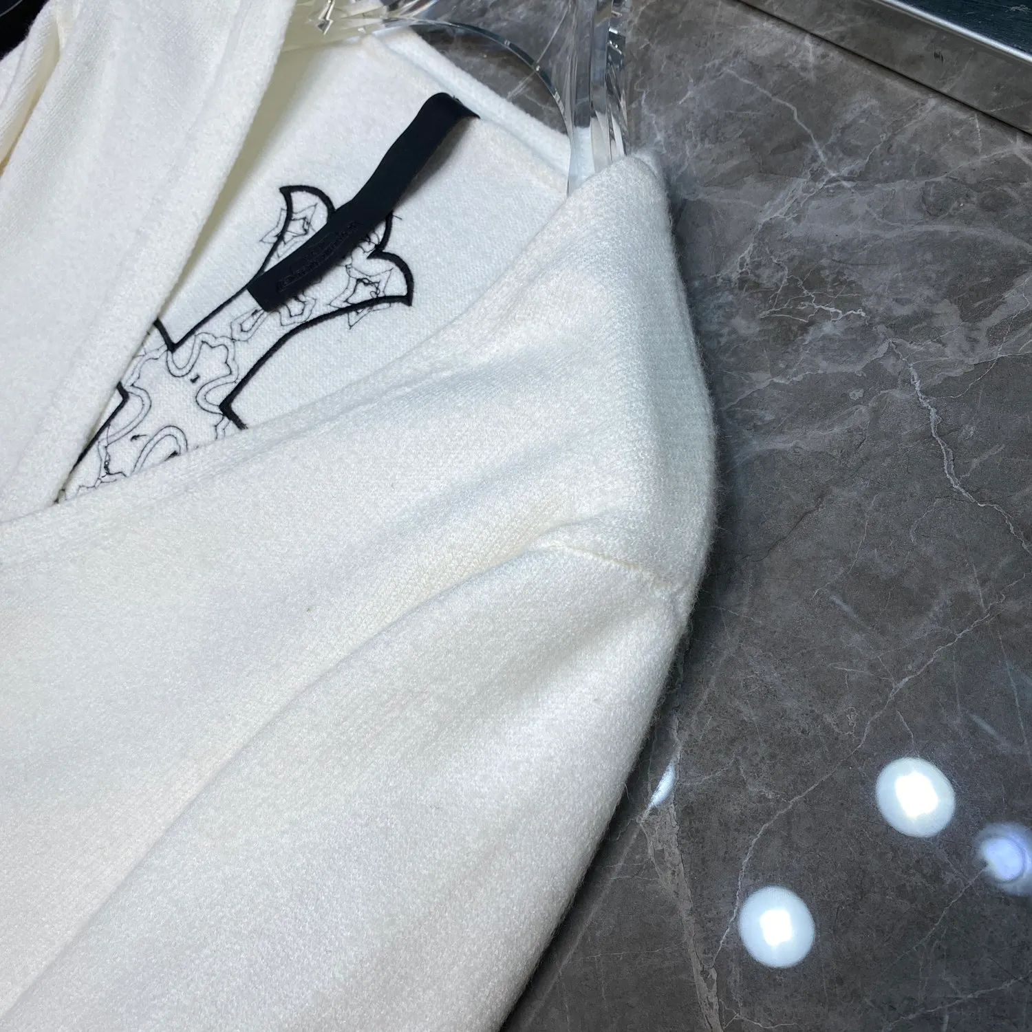 P296 Chrome Hearts 🍁Sweater series🍁 New V-neck buttoned cardigan sweater for autumn and winter. Selected high-quality wool blended knitted fabrics. Tajima machine embroidery➕ Heavy cross sheepskin patchwork craftsmanship. Total size 17 pieces of patchwork➕Customized silver-proof lattice buckle. Non-market ordinary version. 🏷Three standards complete🏷 🌈Recommended colors: black white🌈